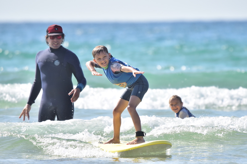 enfant surf au bord de l ocean