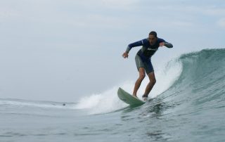 Yannick en action surfing left hander