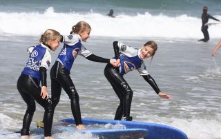 Les filles s’amusent kids playing ocean