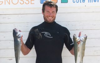 surfeur content big fish catch surfing